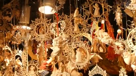 木制人物与圣诞节宗教主题摇摆在风中圣诞木制玩具作为圣诞装饰和视频的预览图