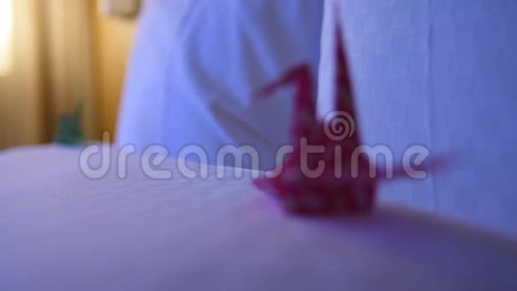 枕上的折纸鹤视频的预览图