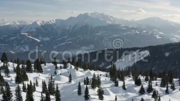 冬季仙境雪景空中4k视频的预览图