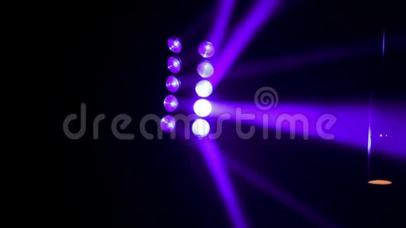 带有紫色光束的LED聚光灯现代派对照明设备库存五颜六色的派对投影仪从视频的预览图
