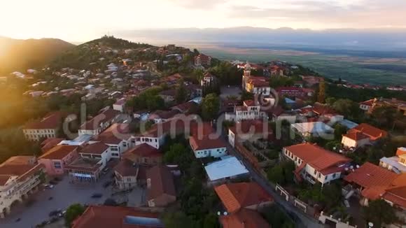 壮观的锡格纳吉镇阿拉扎尼山谷和高加索山脉的鸟瞰图视频的预览图