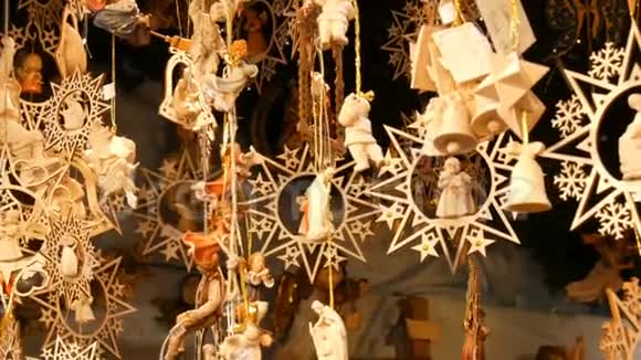 木制人物与圣诞节宗教主题摇摆在风中圣诞木制玩具作为圣诞装饰和视频的预览图