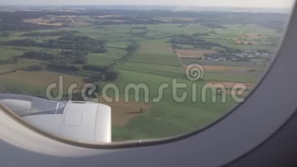 绿色的田野树木和欧洲定居点是通过飞机的窗户看到的视频的预览图