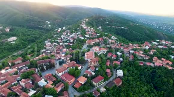 位于阿拉扎尼山谷附近的Signagi小镇美丽的全景视频的预览图