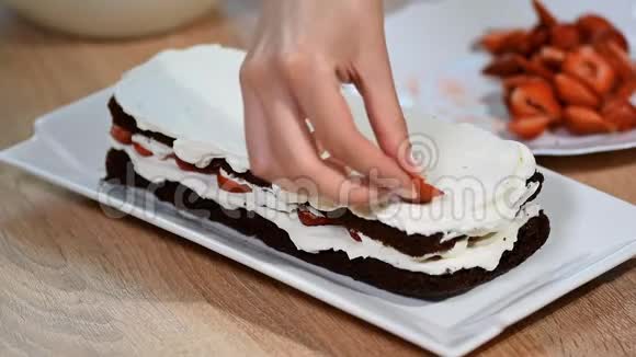 组装巧克力饼干的蛋糕饼干蛋糕的准备草莓烤巧克力饼干蛋糕视频的预览图