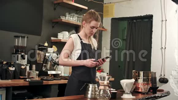 在咖啡店拍咖啡的照片视频的预览图