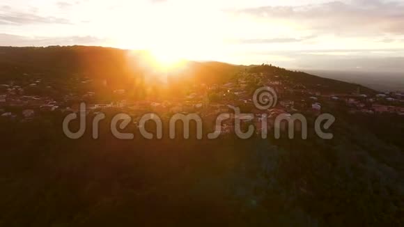 金色阳光洒在佐治亚州美丽的锡格纳吉镇生态旅游视频的预览图