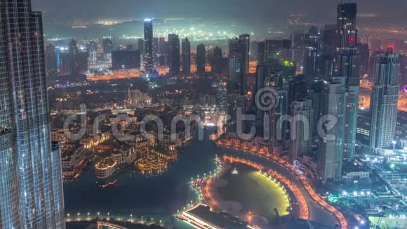 迪拜市区摩天大楼夜间到白天令人惊叹的鸟瞰图迪拜阿拉伯联合酋长国视频的预览图