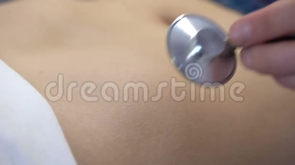 用听诊器对女性病人腹部进行听诊保健视频的预览图