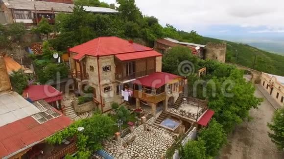 Sighnaghi镇美丽的带室外游泳池的小屋全景视频的预览图