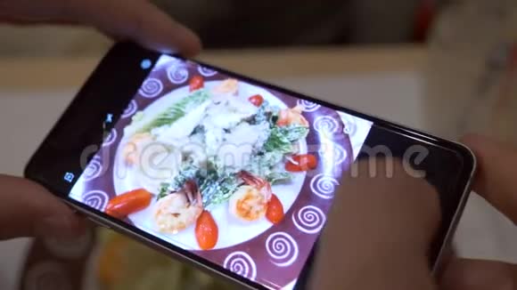 咖啡馆里的女孩吃凯撒沙拉和虾4k视频的预览图