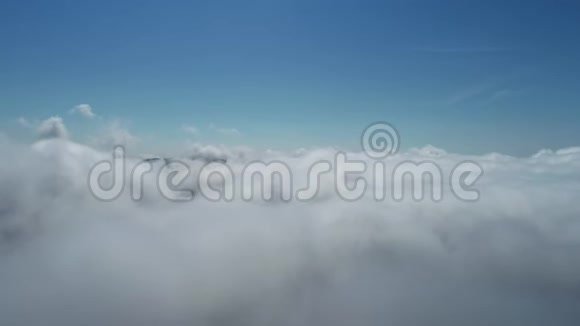 蓝天和云彩作为自然背景空中无人机在地平线上的视野视频的预览图