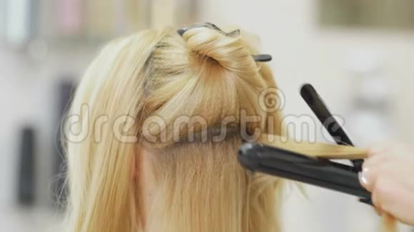 理发师用卷发熨斗做卷发视频的预览图