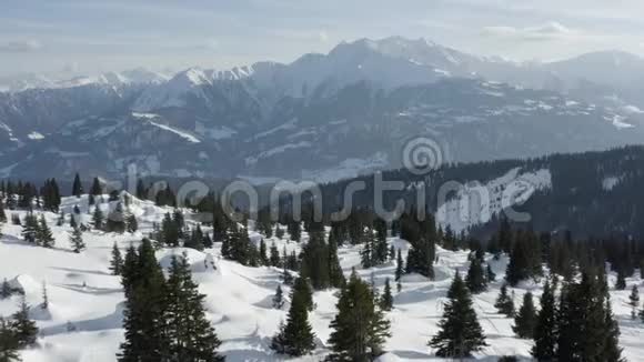 冬季仙境雪景空中4k视频的预览图