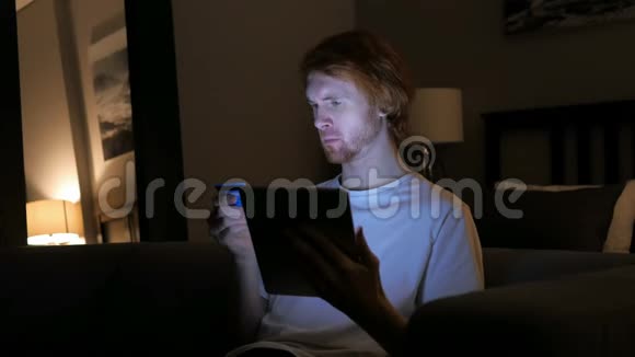 网上购物失败的夜晚愤怒的红发男子视频的预览图