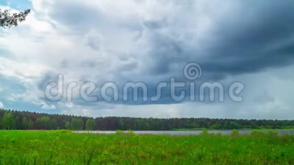 森林湖泊和雨云尽收眼底视频的预览图
