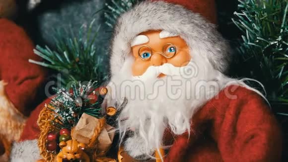 圣诞老人的玩具娃娃正站在圣诞节和新年的装饰物的近景上视频的预览图