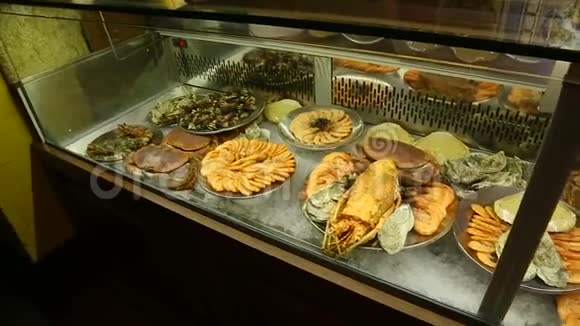 提供各种海鲜展示小餐馆海菜视频的预览图