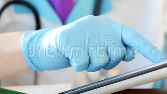 医生在触摸数字平板时做笔记视频的预览图