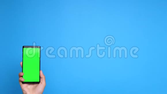男人举起手手里拿着蓝屏智能手机视频的预览图