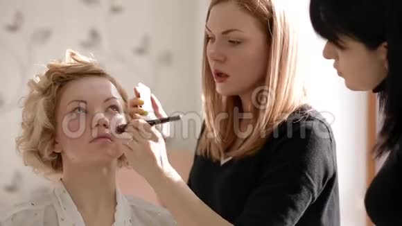 化妆师向学生解释如何使用化妆品视频的预览图