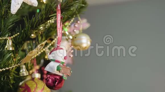 可爱的新年雪人快乐地在圣诞树上蹦蹦跳跳寒假玩具视频的预览图