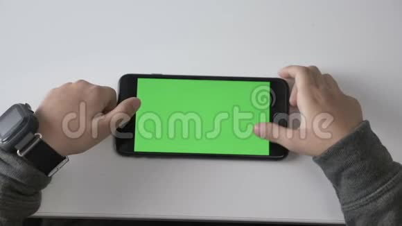 孩子们智能手机上玩绿色屏幕色度概念顶级60fps视频的预览图