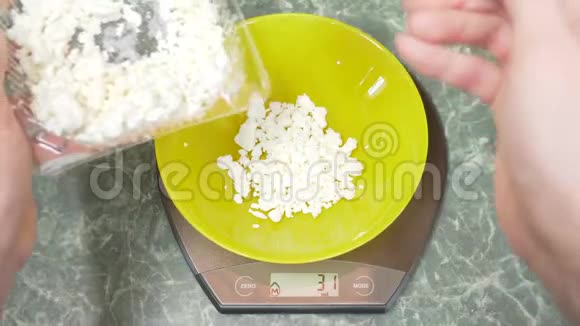 有人在厨房里用电子形式测量干酪4k视频的预览图