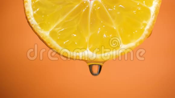 水滴在橘子切片上水果用于饮食和健康食品橙色背景视频的预览图