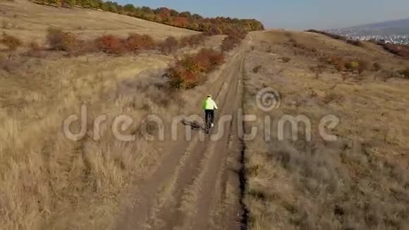 乘坐无人机在户外骑自行车的4k空中视野视频的预览图