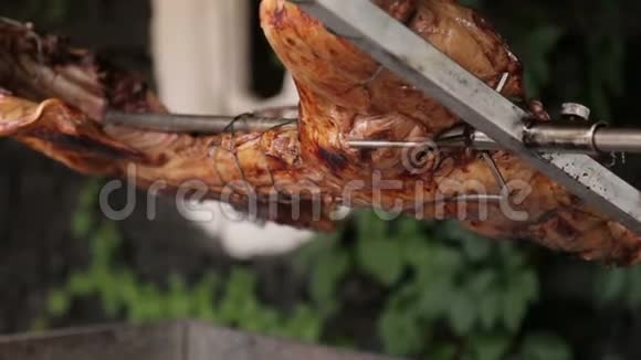 肉在烤架上用唾沫炸了视频的预览图