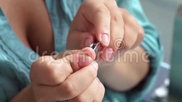 女人用指甲镊割角质层近距离美甲和指甲护理概念做家庭美甲的女人视频的预览图