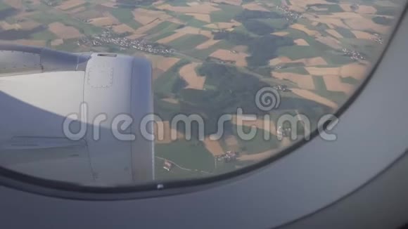 绿色的田野欧洲国家的草地透过飞机的窗户看到视频的预览图