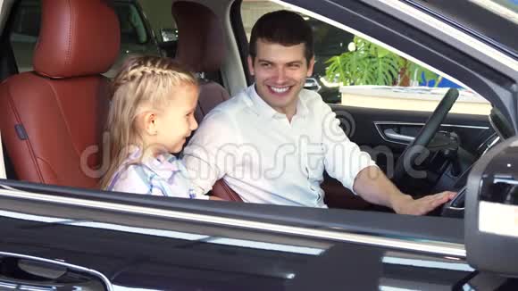 快乐的父亲告诉女儿汽车的功能视频的预览图