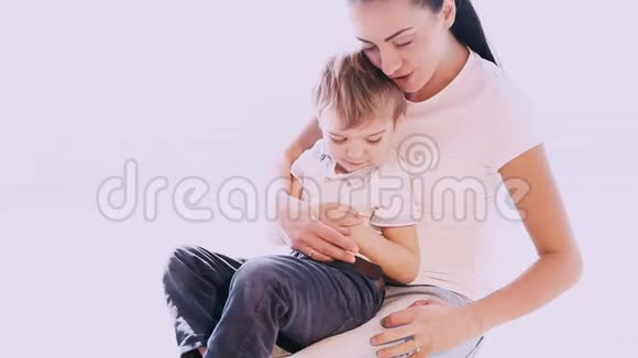 妈妈用爱和爱拥抱她的儿子视频的预览图