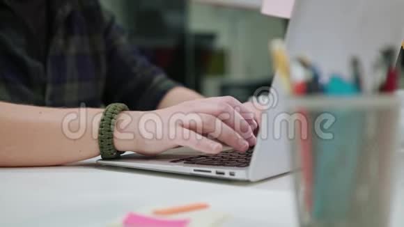 一个男人手在笔记本电脑上打字视频的预览图