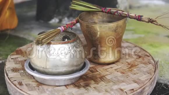 印度尼西亚巴厘Fabruary32018年巴厘岛牧师表演仪式仪式金属罐和刷子的神圣工具视频的预览图