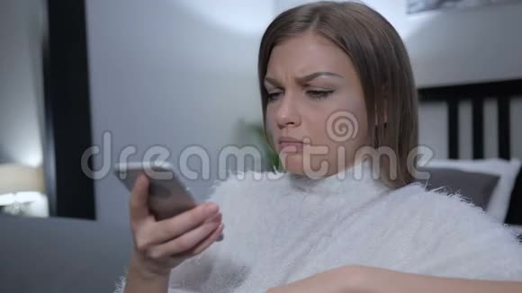 哭泣的女人在电话里说话坐在沙发上视频的预览图
