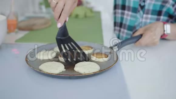 妈妈在做煎饼男孩正从盘子里偷煎饼视频的预览图