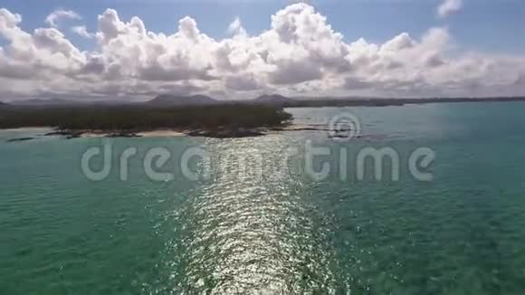 从船上滑翔伞上可以看到空中景色视频的预览图