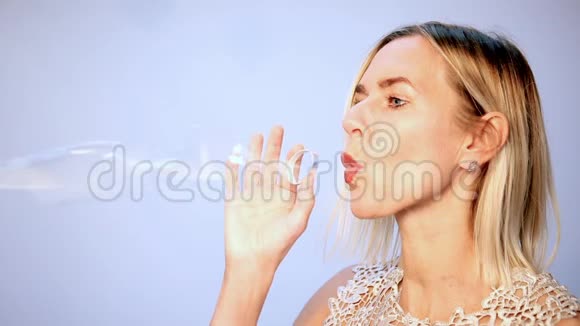 一张金发女人吹着彩带的照片视频的预览图