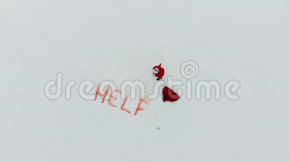 流浪的圣诞老人在雪地里呼救视频的预览图