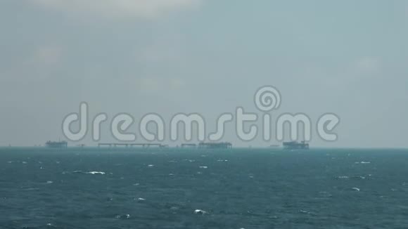在阿塞拜疆巴库附近的里海海上石油钻井平台视频的预览图
