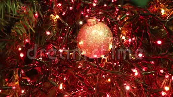 圣诞树上闪烁的彩色led灯视频的预览图