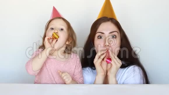 快乐的妈妈和孩子在生日聚会上扮演小丑和展示焦点表演和马戏团母亲视频的预览图