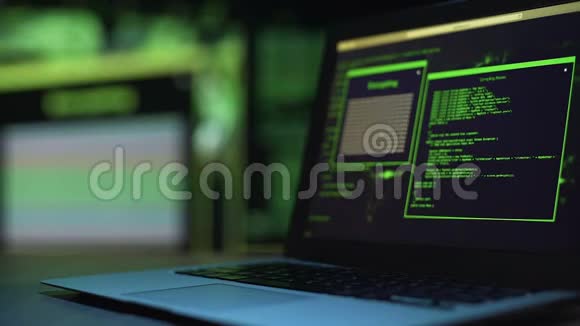 笔记本电脑显示器上的编程脚本服务器黑客程序犯罪视频的预览图