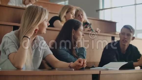 一群开朗快乐的学生在课前坐在报告厅里一群快乐的学生坐在视频的预览图