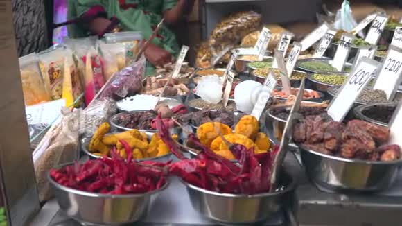 KhariBaoli印度旧德里亚洲最大的香料批发市场视频的预览图