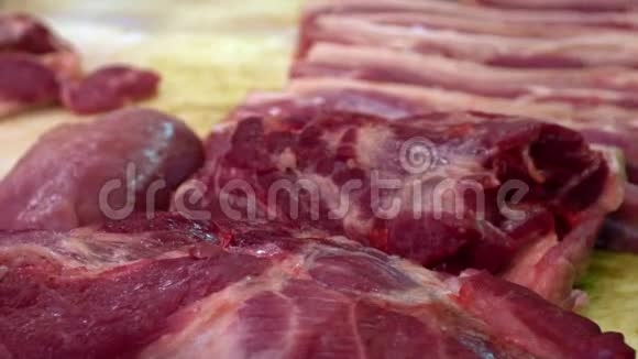 在传统市场出售的餐桌摊档上生猪肉的慢动作视频的预览图