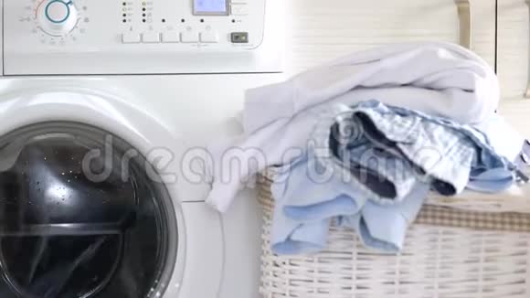 洗衣在洗衣机里洗干净的东西在附近的篮子里视频的预览图
